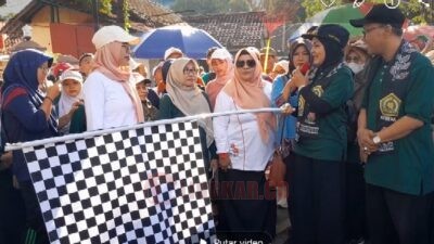 Bupati Kendal, Dyah Kartika Permanasari saat pelepasan peserta jalan sehat HAB ke-80 Kemenag Kabupaten Kendal, Selasa (23/12/2025). Foto: Yoedhi/Lingkar.co