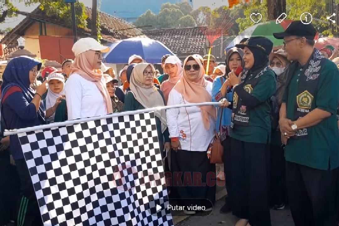 Bupati Kendal, Dyah Kartika Permanasari saat pelepasan peserta jalan sehat HAB ke-80 Kemenag Kabupaten Kendal, Selasa (23/12/2025). Foto: Yoedhi/Lingkar.co