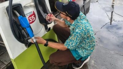 Petugas tera UPTD Metrologi Legal Kota Depok sedang mengecek kondisi dispenser BBM di salah satu SPBU di Kecamatan Cimanggis, belum lama ini. Foto: dokumentasi UPTD Metrologi Legal Kota Depok