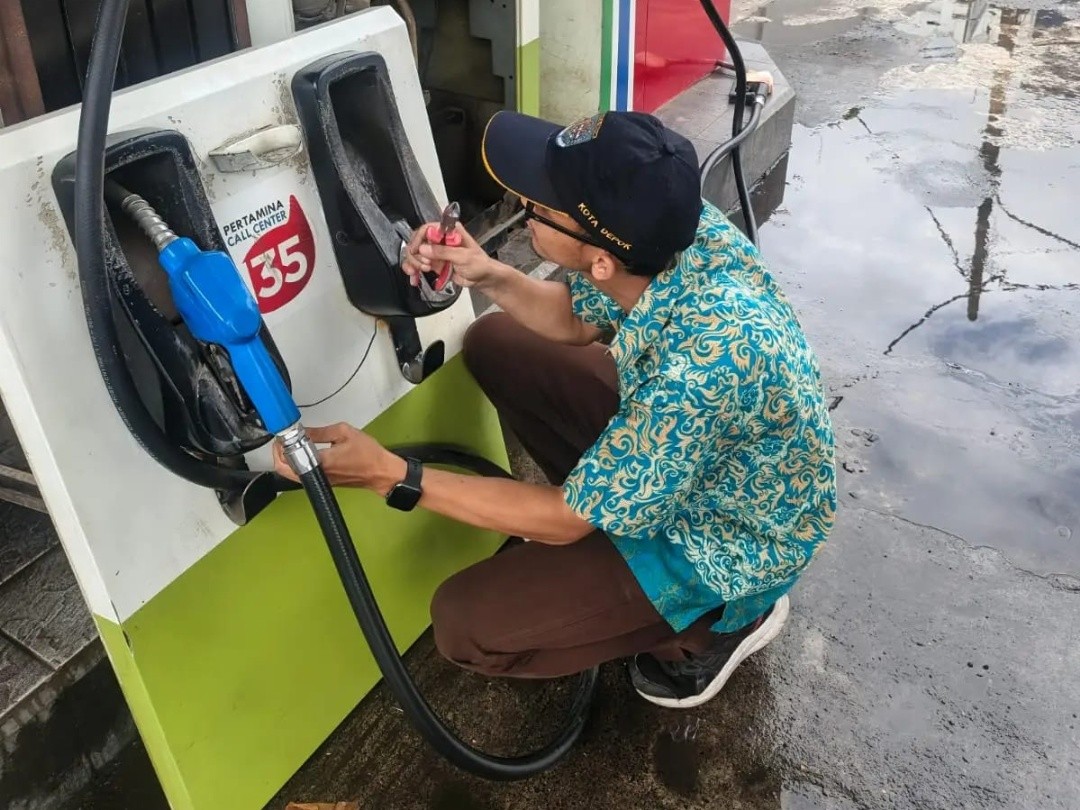 Petugas tera UPTD Metrologi Legal Kota Depok sedang mengecek kondisi dispenser BBM di salah satu SPBU di Kecamatan Cimanggis, belum lama ini. Foto: dokumentasi UPTD Metrologi Legal Kota Depok