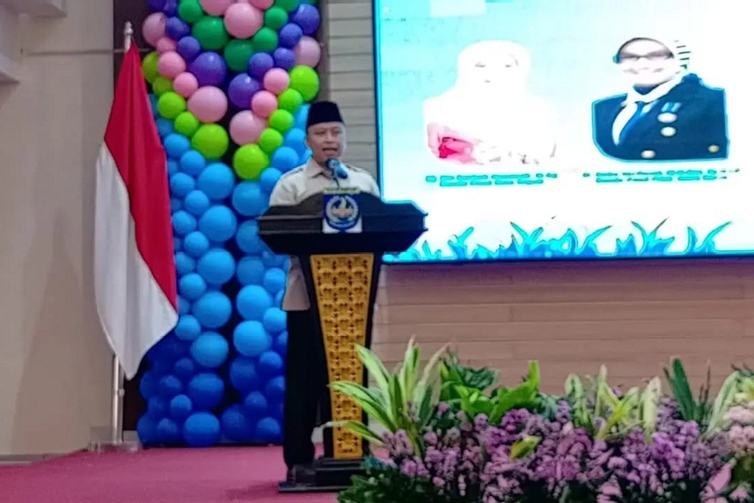 Wali Kota Depok Supian Suri saat Jambore Bunda PAUD yang dirangkaikan dengan Peringatan Hari Ibu (PHI) ke-97 Tingkat Kota Depok, di Aula Serbaguna Gedung Dibaleka 2 Balai Kota Depok, Jumat (19/12/25).