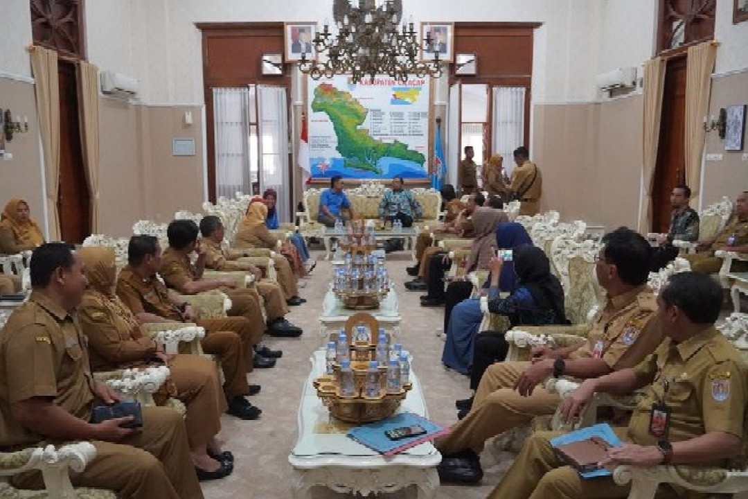 Bupati Cilacap, Syamsul Auliya Rachman saat menerima kunjungan kerja Bupati Pringsewu di Ruang Prasanda Rumah Dinas Bupati, Selasa (23/12/2025). Foto: dokumentasi