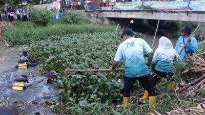 Salah satu sudut pandang gotong royong membersihkan aliran Kali Sigeleng Jembatan Limbangan SMPN 3 Brebes, Selasa (23/12/2025). Foto: dokumentasi