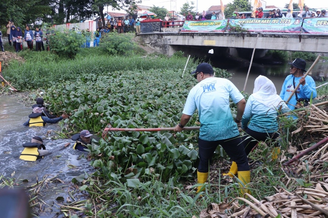 Salah satu sudut pandang gotong royong membersihkan aliran Kali Sigeleng Jembatan Limbangan SMPN 3 Brebes, Selasa (23/12/2025). Foto: dokumentasi
