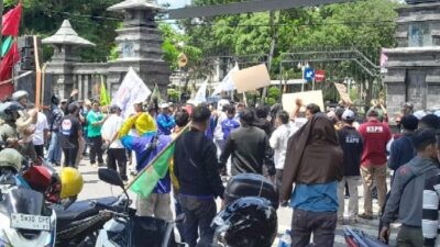 Suasana aksi Gerakan Buruh Demak di depan kantor Bupati. Foto: istimewa