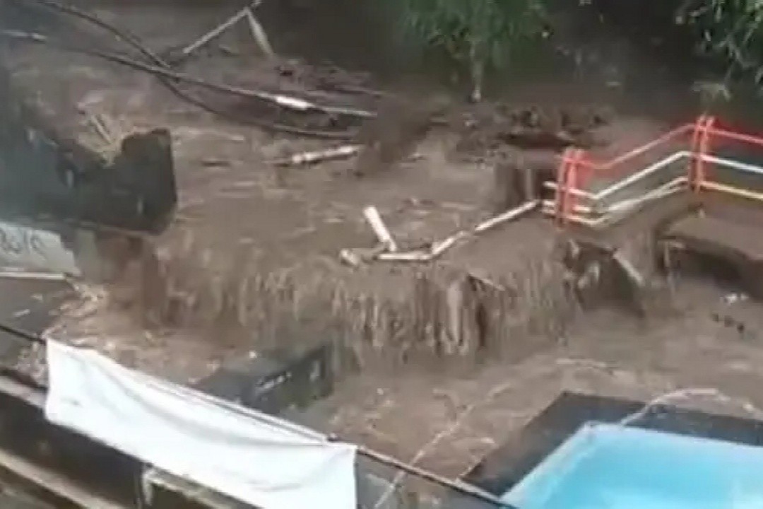 Pipa-pipa yang menyalurkan air panas ke kawasan wisata Guci diterjang banjir. Foto: istimewa