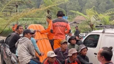 Tim SAR gabungan saat melakukan evakuasi pendaki di gunung Merapi. Foto: istimewa