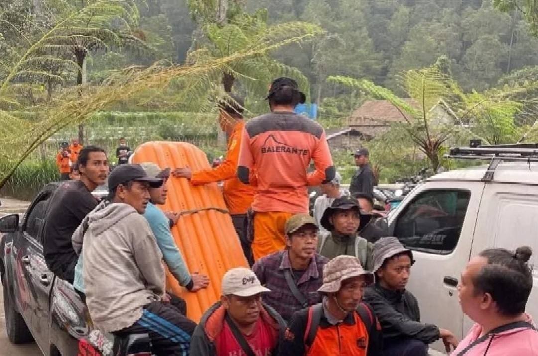 Tim SAR gabungan saat melakukan evakuasi pendaki di gunung Merapi. Foto: istimewa