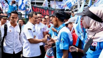 Gubernur Jawa Tengah, Ahmad Luthfi saat menemui para buruh yang melakukan aksi di depan kantor kompleks gubernuran. Foto: dokumentasi