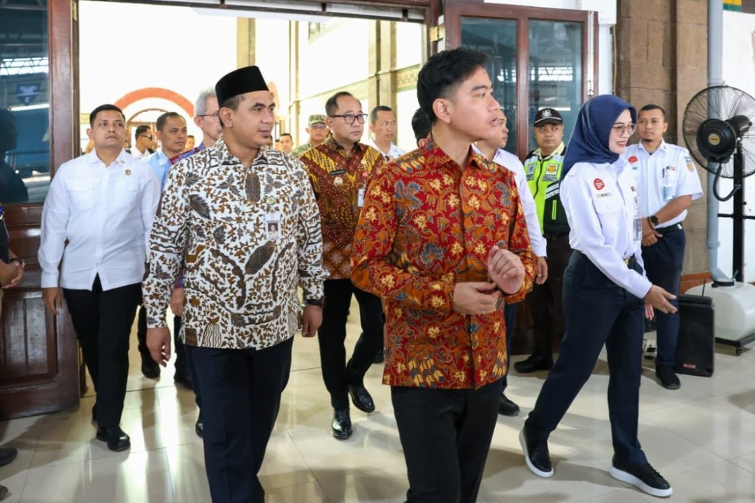 Wakil Gubernur Jawa Tengah Taj Yasin Maimoen (Gis Yasin) saat mendampingi Wakil Presiden Gibran Rakabuming Raka meninjau pelayanan di Stasiun Tawang Semarang, Kamis (25/12/2025). Foto: dokumentasi/istimewa