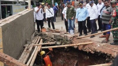 Wali Kota Depok, Supian Suri meninjau pembangunan turap di depan Perumahan Lembah Griya Permai, Kelurahan Cipayung Jaya, Kecamatan Cipayung, Rabu (24/12/25). Foto: dokumentasi Diskominfo