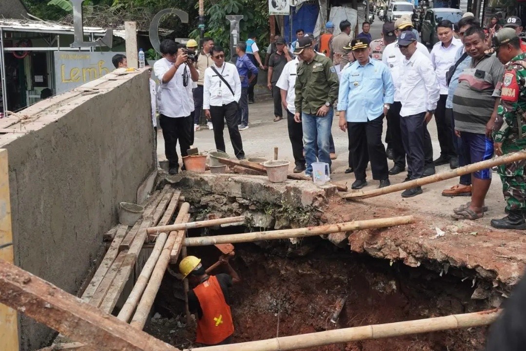 Wali Kota Depok, Supian Suri meninjau pembangunan turap di depan Perumahan Lembah Griya Permai, Kelurahan Cipayung Jaya, Kecamatan Cipayung, Rabu (24/12/25). Foto: dokumentasi Diskominfo