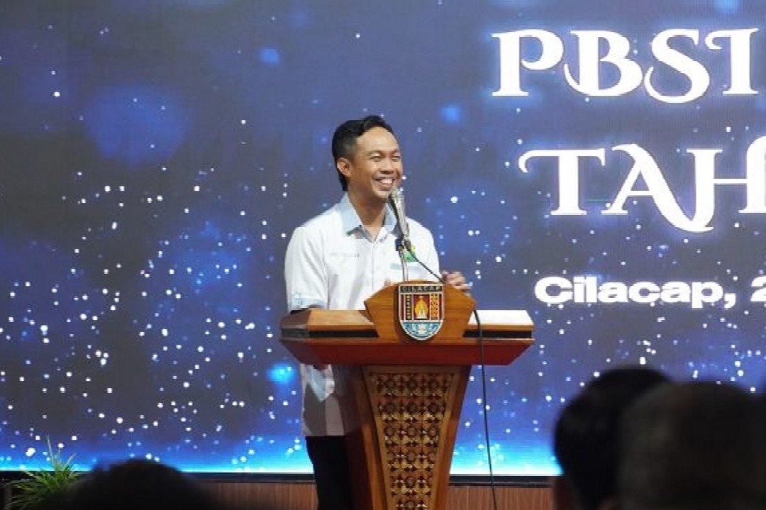 Ketua Pengkab PBSI Cilacap Syamsul Auliya Rachman saat memberikan sambutan seusai terpilih kembali sebagai ketua umum untuk periode 2025-2029. Foto: dokumentasi