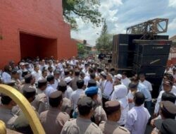 Tuntut Pengembalian Alokasi Dana Desa, Ratusan Kades dan Perangkatnya Geruduk Pemkab Mojokerto