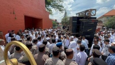 Ratusan massa aksi yang terdiri dari Kepala Desa dan Perangkat Desa (Pamong Majapahit) saat berunjuk rasa di depan kantor Pemkab Mojokerto. Foto: Istimewa