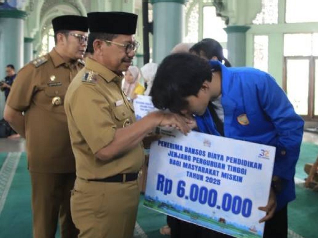 Wali Kota Tangerang Sachrudin menyerahkan bantuan Bansos Biaya Pendidikan Jenjang Perguruan Tinggi bagi Masyarakat Miskin Tahun 2025. Foto : dokumentasi Dinsos