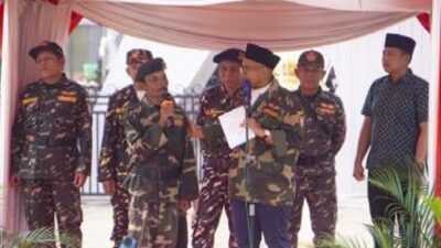 Bupati Batang M. Faiz Kurniawan (ketiga dari kanan) memberikan apresiasi kepada salah satu anggota Barisan Ansor Serbaguna (Banser) dalam Apel Akbar Gerakan Pemuda (GP) Ansor yang digelar di Alun-alun Batang, Kabupaten Batang, Jawa Tengah, Kamis (25/12/2025). Foto: dokumentasi/istimewa