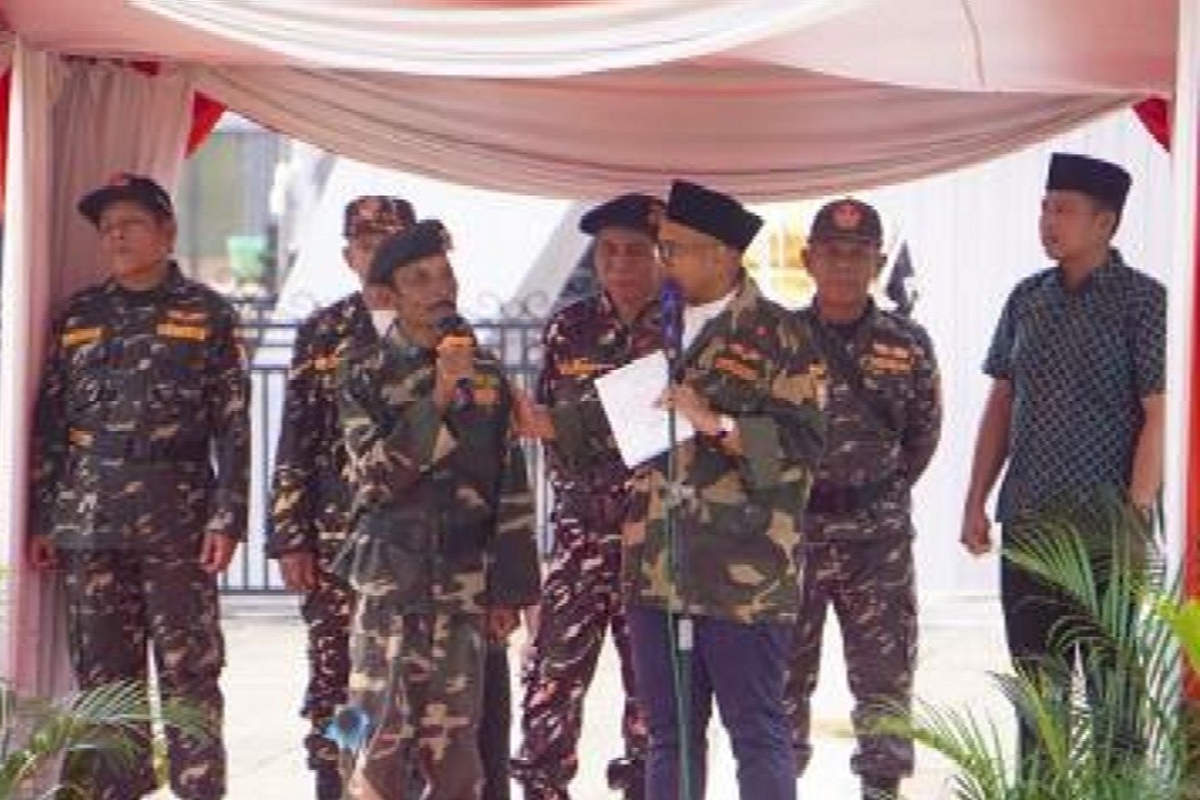 Bupati Batang M. Faiz Kurniawan (ketiga dari kanan) memberikan apresiasi kepada salah satu anggota Barisan Ansor Serbaguna (Banser) dalam Apel Akbar Gerakan Pemuda (GP) Ansor yang digelar di Alun-alun Batang, Kabupaten Batang, Jawa Tengah, Kamis (25/12/2025). Foto: dokumentasi/istimewa
