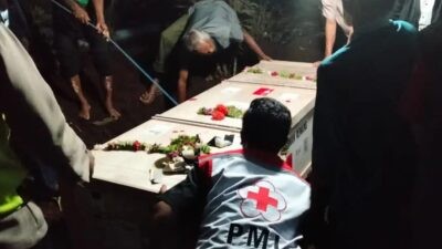 Jenazah Erawati, pekerja migran asal Dampit, Kabupaten Malang saat akan dikebumikan. Foto: dokumentasi