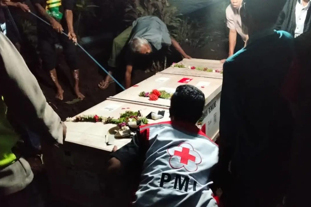 Jenazah Erawati, pekerja migran asal Dampit, Kabupaten Malang saat akan dikebumikan. Foto: dokumentasi