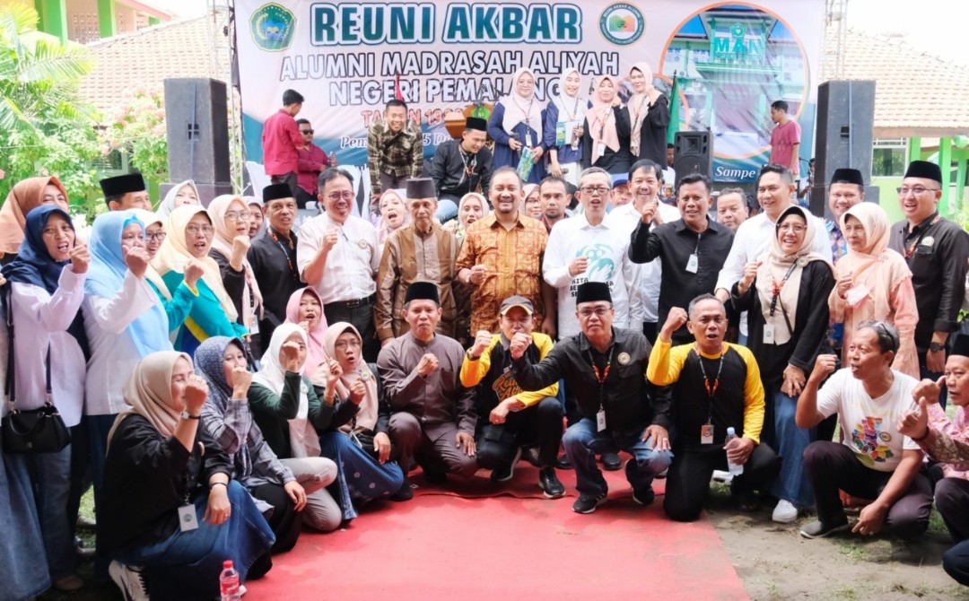 Bupati Pemalang, Anom Widiyantoro berfoto bersama seusai acara Reuni Akbar Alumni Tahun 1980-2025 Madrasah Aliyah Negeri (MAN) Pemalang di Lapangan Utama MAN, Kamis (25/12/2025). Foto: istimewa