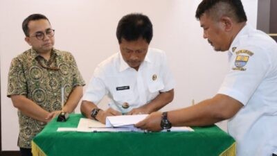 Wali Kota Cirebon, Effendi Edo saat menandatangani nota kesepakatan bersama dengan BPJS Kesehatan Cabang Cirebon.