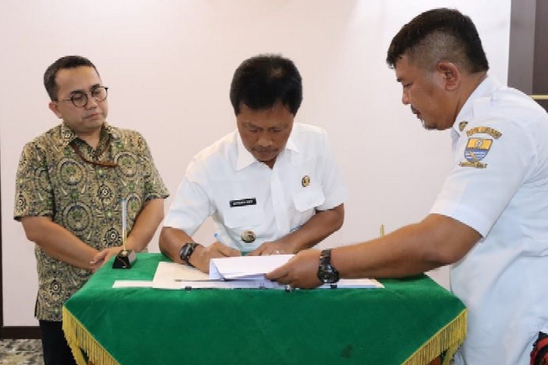 Wali Kota Cirebon, Effendi Edo saat menandatangani nota kesepakatan bersama dengan BPJS Kesehatan Cabang Cirebon.