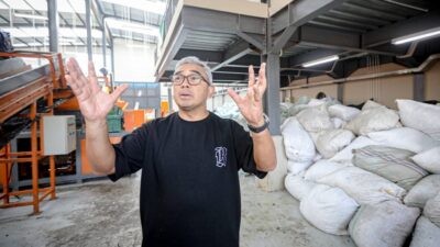 Wali Kota Bandung, Muhammad Farhan saat meninjau lokasi pengolahan sampah. Foto: dokumentasi/istimewa