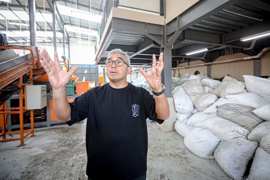 Wali Kota Bandung, Muhammad Farhan saat meninjau lokasi pengolahan sampah. Foto: dokumentasi/istimewa