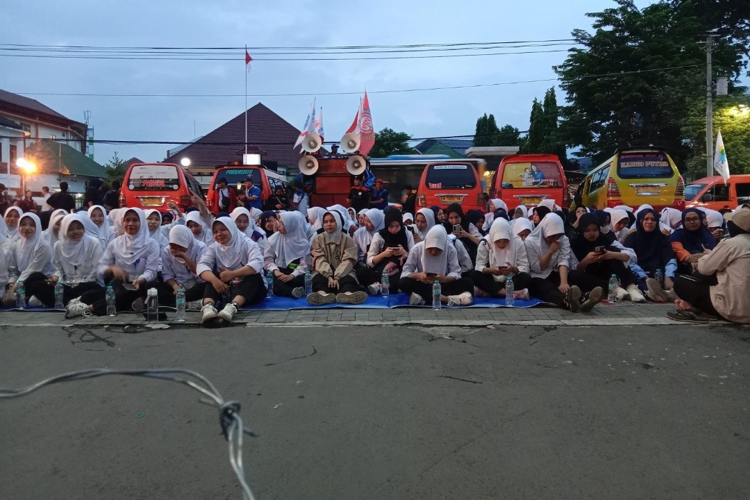 Buruh perempuan saat melakukan aksi di depan kantor Balai Kota Semarang beberapa waktu lalu. Foto: Muso/Lingkar.co