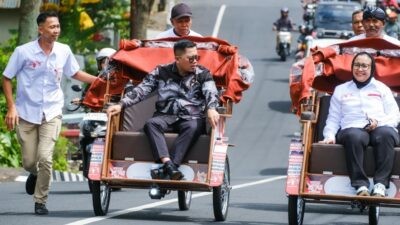 Wali Kota Magelang, Damar Prasetyono dan Nanik S Deyang mencoba naik becak listrik bantuan Presiden Prabowo Subianto untuk kota Magelang. Foto: dokumentasi