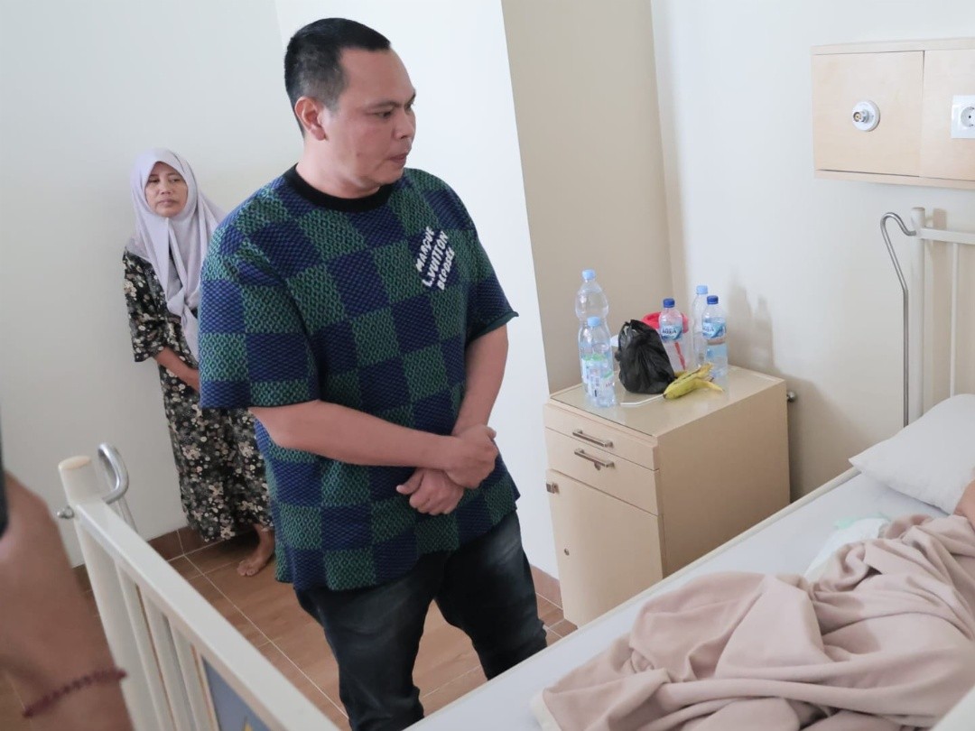Wali Kota Serang, Budi Rustandi saat menjenguk anak berusia 6 tahun yang jadi korban musibah rumah roboh di Kampung Ampreg, Kelurahan Sawah Luhur, Kecamatan Kasemen, Jumat (26/12/2025). Foto: dokumentasi/istimewa