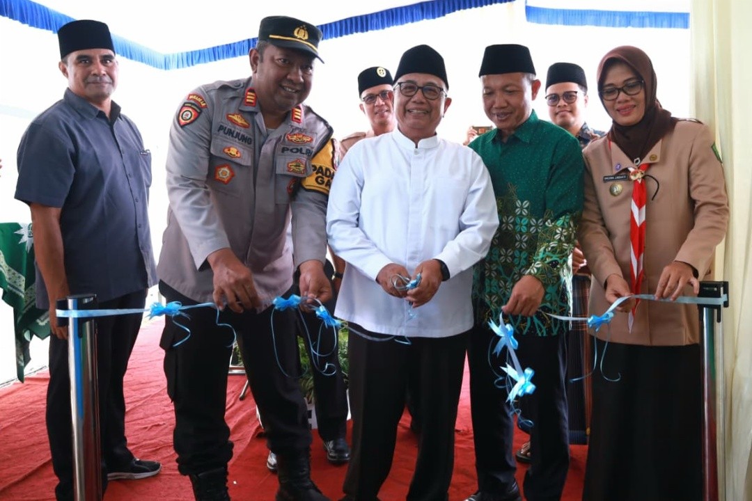 Bupati Blitar, Rijanto saat meresmikan SPPG Muhammadiyah Blitar, Kelurahan Bence Kecamatan Garum, Kabupaten Blitar, Jawa Timur, Sabtu (27/12/2025). Foto: dokumentasi