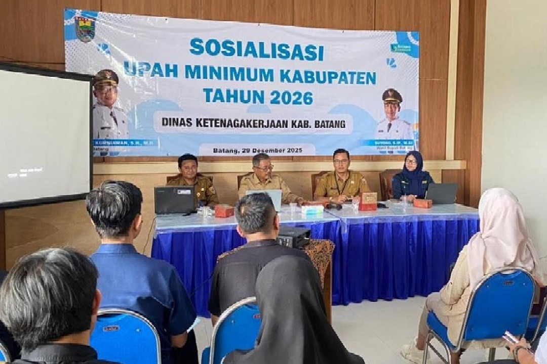 Sosialisasi Penetapan Upah Minimum Kabupaten (UMK) Batang Tahun 2026 di Kantor Disnaker Batang, Kabupaten Batang, Jawa Tengah, Senin (29/12/2025)