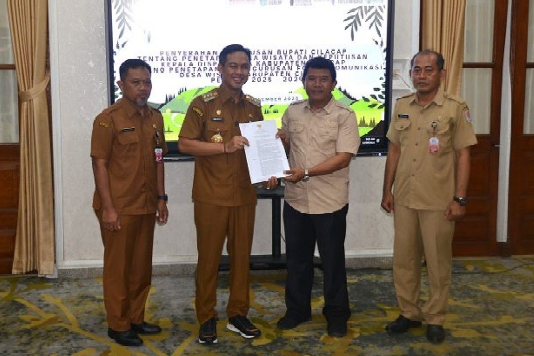 Bupati Cilacap Syamsul Auliya Rachman bersama Sekretaris Daerah Kabupaten Cilacap, Sadmoko Danardono, Kepala Disparpora Kabupaten Cilacap Budi Narimo saat menyerahkan surat keputusan tentang desa wisata secara simbolis di Ruang Gadri Rumah Dinas Bupati Cilacap, Senin (29/12/2025). Foto: dokumentasi