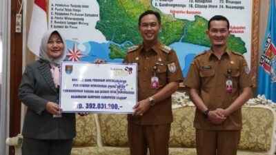 Bupati Cilacap, Syamsul Auliya Rachman saat menerima secara simbolis CSR Dana PKPK dari Bank Jateng Cabang Cilacap senilai Rp986.971.200 di Ruang Prasanda, Rumah Dinas Bupati Cilacap, Senin (29/12/2025). Foto: dokumentasi