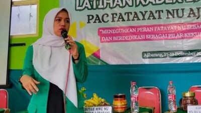 Ketua PC Fatayat NU Banyumas, Tati Irawati (kedua dari kanan) menerima piagam penghargaan seusai menyampaikan materi LKD PAC Fatayat NU Ajibarang di MTs Ma'arif NU 01 Ajibarang, Sabtu (27/12/2025). Foto: dokumentasi