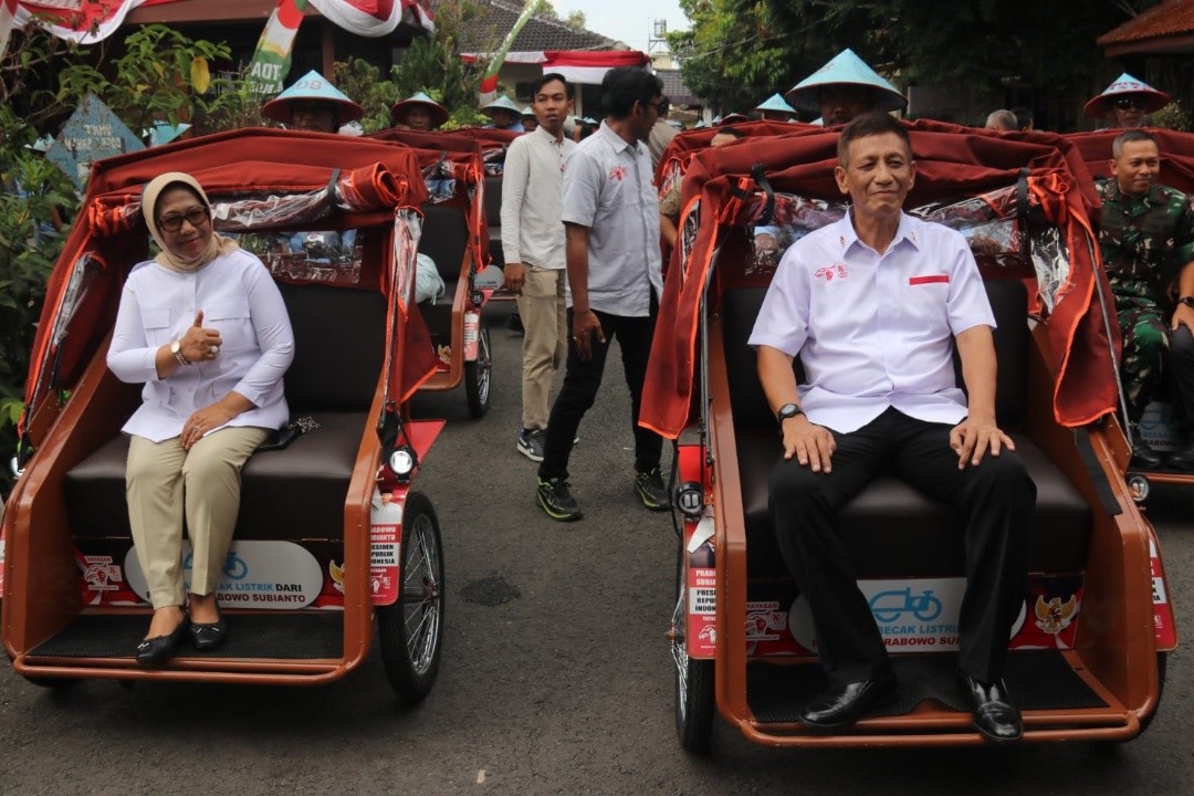 Wakil Bupati Blora, Sri Setyorini dan Direktur Perencanaan dan Pengembangan Usaha Yayasan GSN Mayjen TNI (Purn) Firman Dahlan saat penyerahan becak listrik bantuan Presiden Prabowo Subianto secara simbolis. Foto: dokumentasi/istimewa