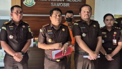 Kajari Samosir saat jumpa pers kasus korupsi bantuan Kemensos untuk korban banjir. Foto: istimewa