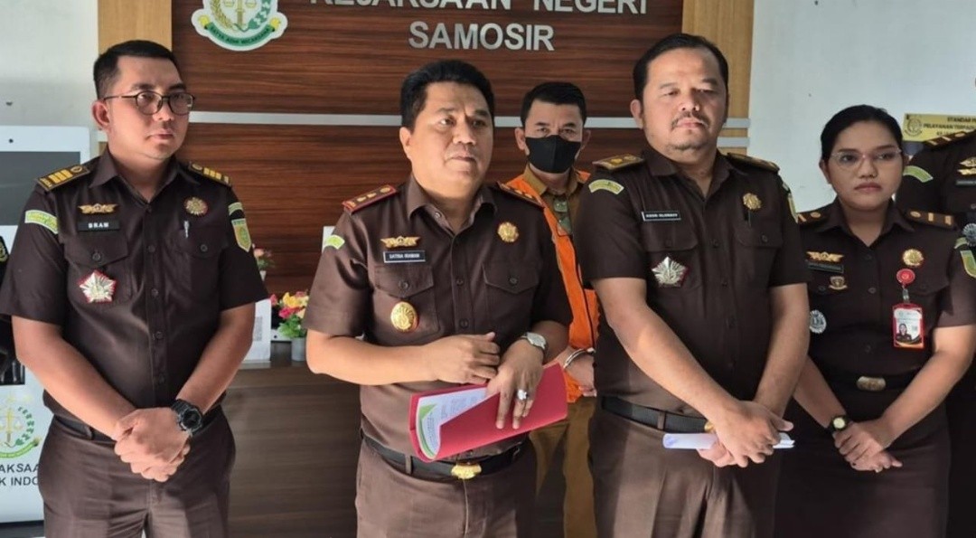Kajari Samosir saat jumpa pers kasus korupsi bantuan Kemensos untuk korban banjir. Foto: istimewa