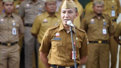 Sekda Kabupaten Grobogan, Anang Armunanto saat memberikan arahan apel pagi pegawai di lingkungan Setda, Bapperida, BPPKAD, dan Satpol PP Kabupaten Grobogan di halaman Setda, Senin (29/12/2025). Foto: dokumentasi/istimewa