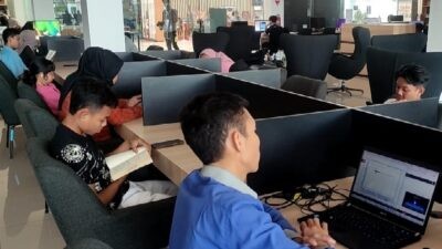 Suasana di salah satu ruang Perpustakaan Daerah Kabupaten Kendal di saat liburan Natal 2025 dan Tahun Baru 2026. Foto: Yoedhi/Lingkar.co
