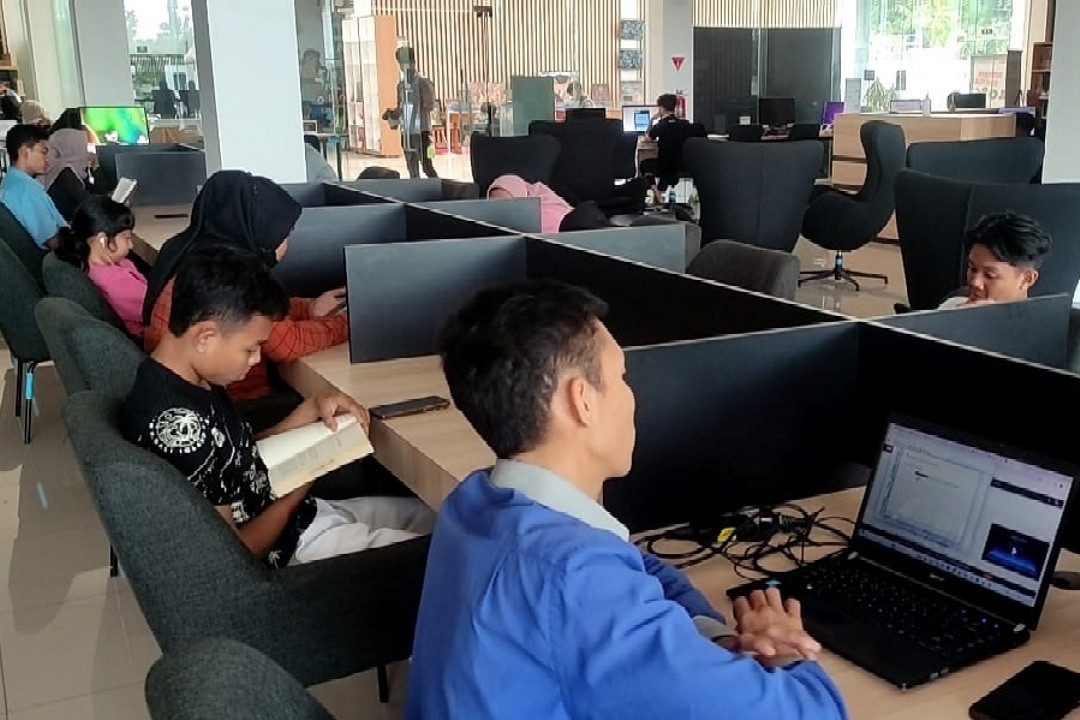 Suasana di salah satu ruang Perpustakaan Daerah Kabupaten Kendal di saat liburan Natal 2025 dan Tahun Baru 2026. Foto: Yoedhi/Lingkar.co