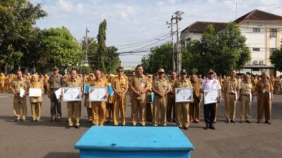 Sekda Kota Tegal, Agus Dwi Sulistyantono berfoto bersama jajaran ASN di halaman Pemkot Tegal seusai apel terakhir, Senin (29/12/2025). Foto: dokumentasi/istimewa