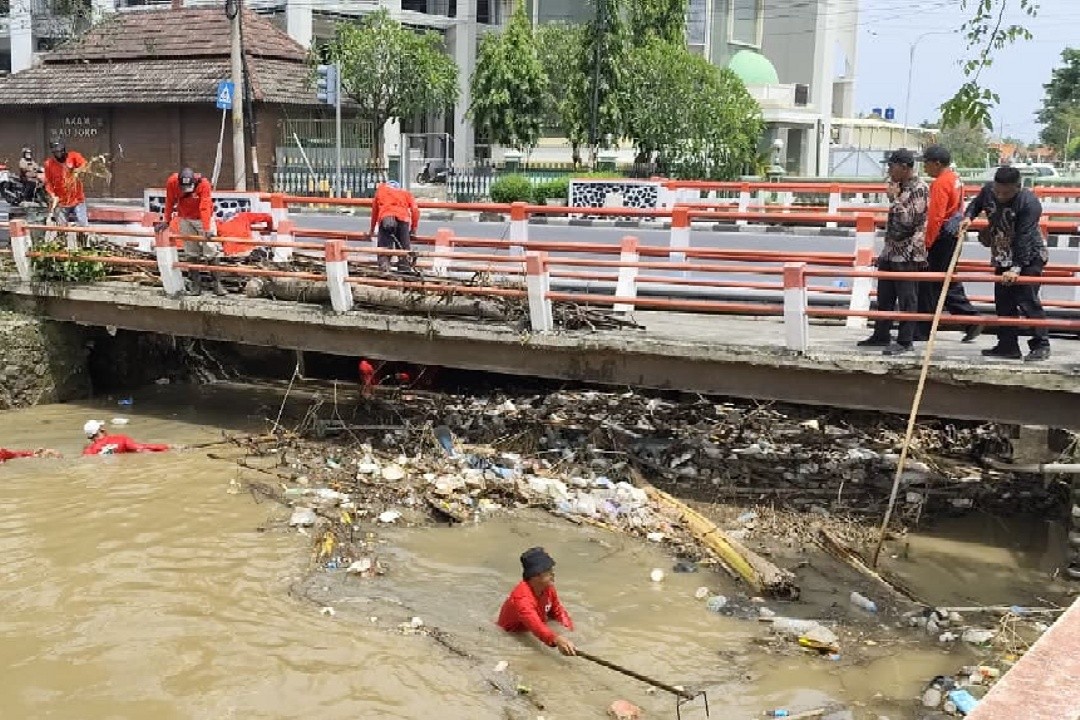 Petugas Dinas Lingkungan Hidup Kabupaten Kendal saat melakukan pembersihan sampah di sungai Kendal, Selasa (30/12/2025). Foto: istimewa
