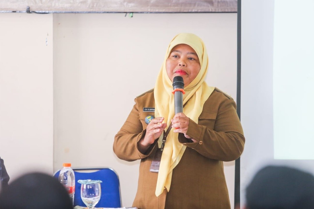 Lurah Sarijadi, Evi Sjopiah Tusti saat memaparkan program Samber Ceu Pilah bersama Wali Kota Bandung, Muhammad Farhan. Foto: dokumentasi/istimewa