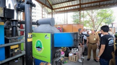 Sekda Kota Bandung, Iskandar Zulkarnain saat melakukan monitoring Tempat Pengolahan Sampah (TPS) Rumah Deret Taman Sari, Kecamatan Bandung Wetan dan TPS Kecamatan Batununggal, Kelurahan Kacapiring, Selasa (30/12/2025). Foto: dokumentasi