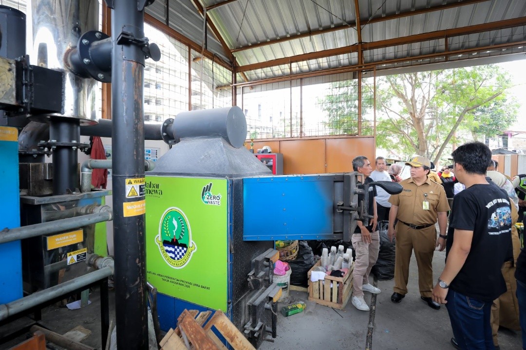 Sekda Kota Bandung, Iskandar Zulkarnain saat melakukan monitoring Tempat Pengolahan Sampah (TPS) Rumah Deret Taman Sari, Kecamatan Bandung Wetan dan TPS Kecamatan Batununggal, Kelurahan Kacapiring, Selasa (30/12/2025). Foto: dokumentasi