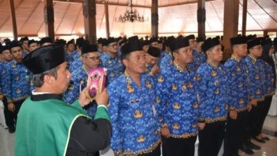 Pelantikan dan pengambilan sumpah jabatan di lingkungan Pemkab Cilacap berlangsung di Pendopo Wijayakusuma Cakti, Cilacap, Jawa Tengah, Selasa (30/12/2025). Foto: dokumentasi/istimewa