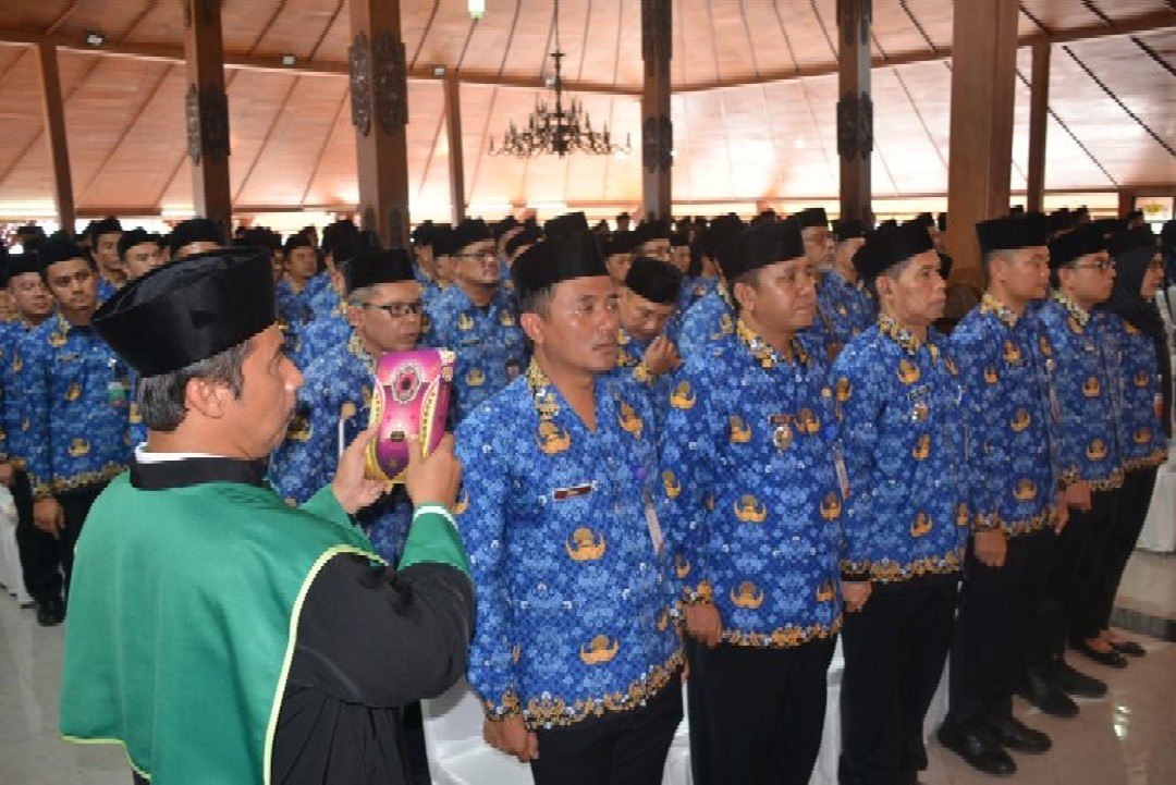 Pelantikan dan pengambilan sumpah jabatan di lingkungan Pemkab Cilacap berlangsung di Pendopo Wijayakusuma Cakti, Cilacap, Jawa Tengah, Selasa (30/12/2025). Foto: dokumentasi/istimewa